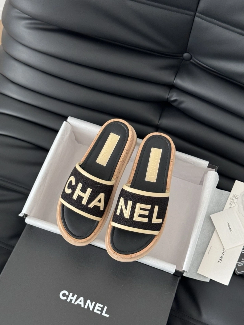 Durable Chxnxl Slippers 117023