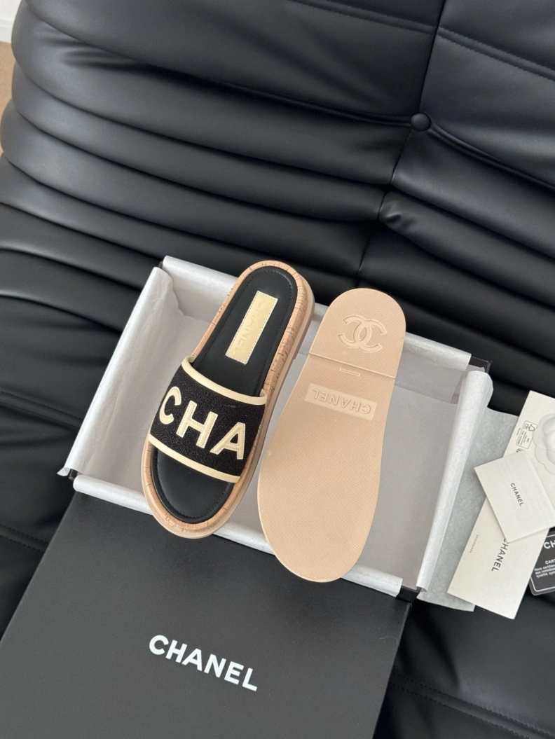 Durable Chxnxl Slippers 117023