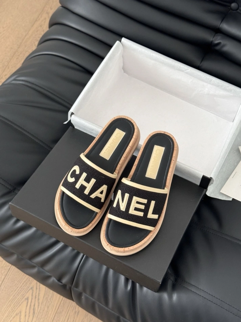Durable Chxnxl Slippers 117023