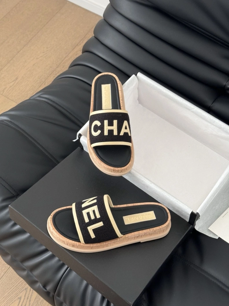 Durable Chxnxl Slippers 117023