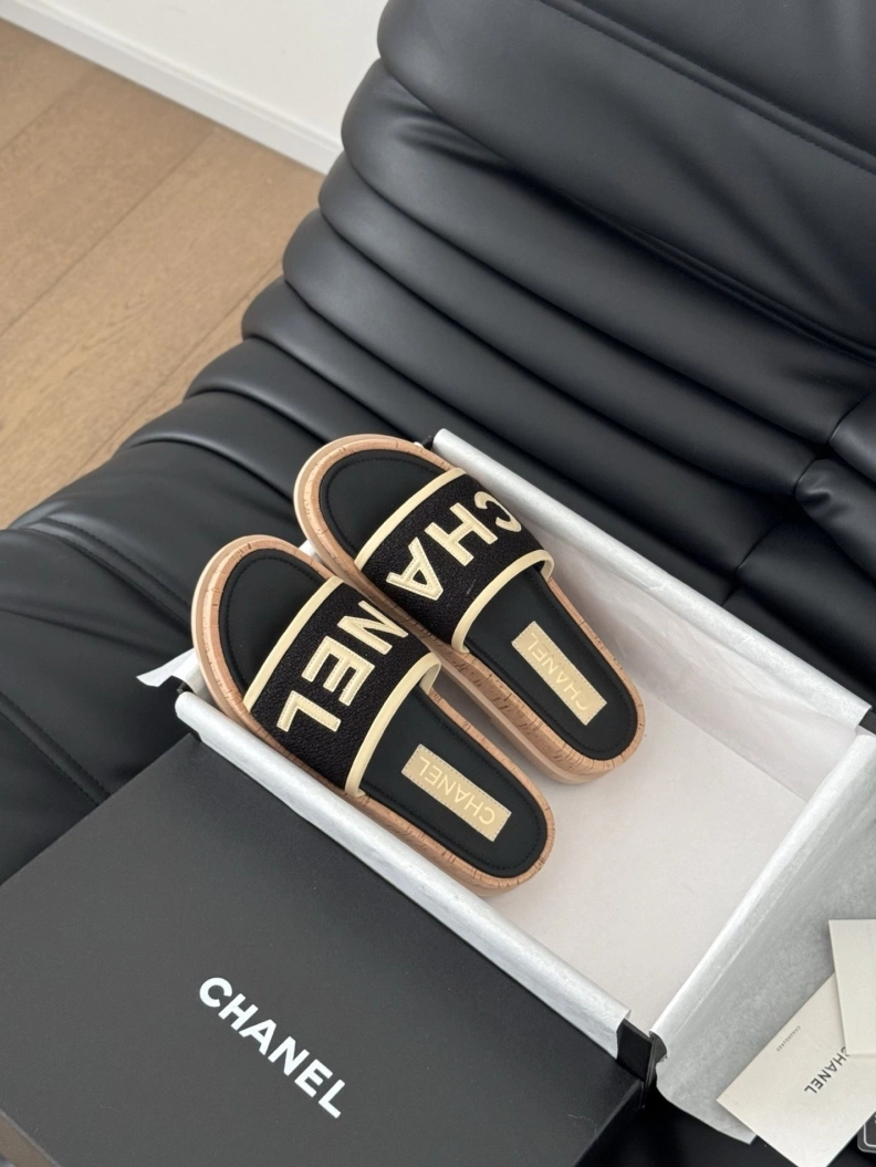 Durable Chxnxl Slippers 117023