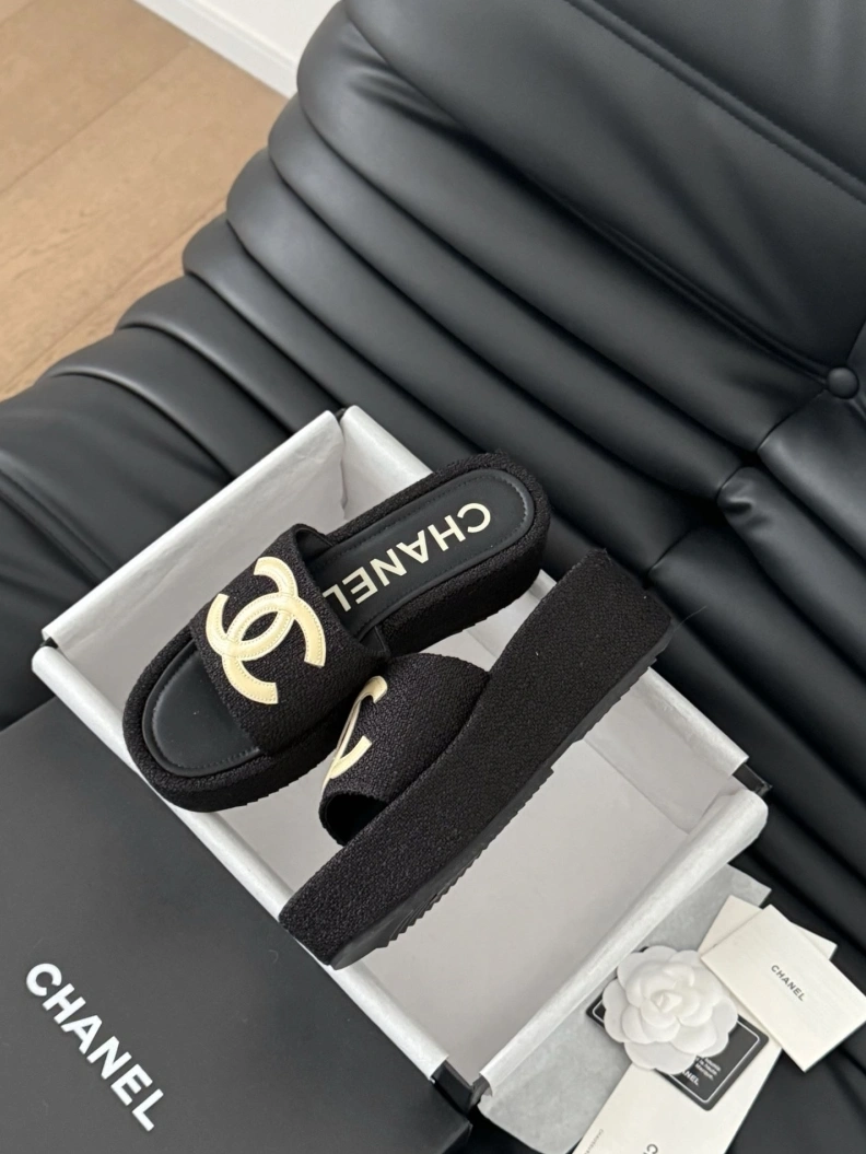 Reliable Chxnxl Slippers 116995