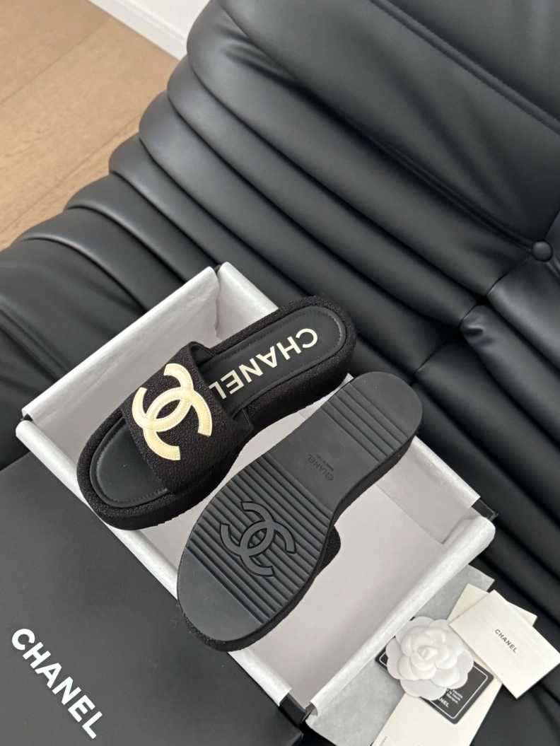 Reliable Chxnxl Slippers 116995