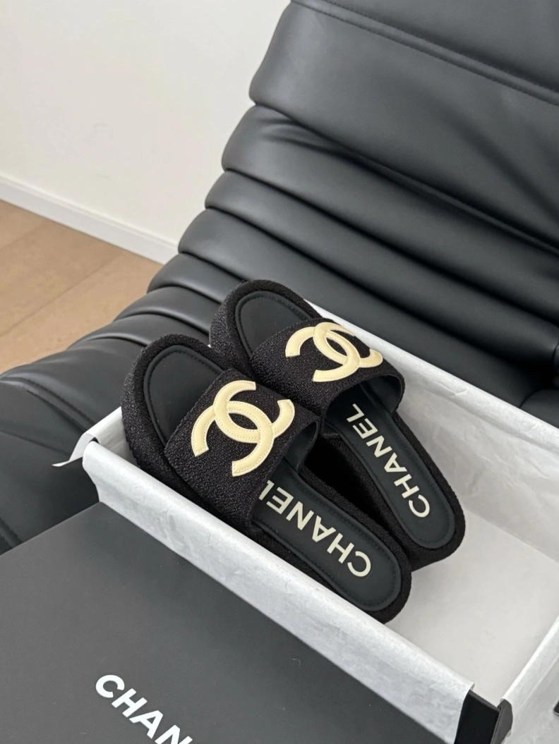 Reliable Chxnxl Slippers 116995