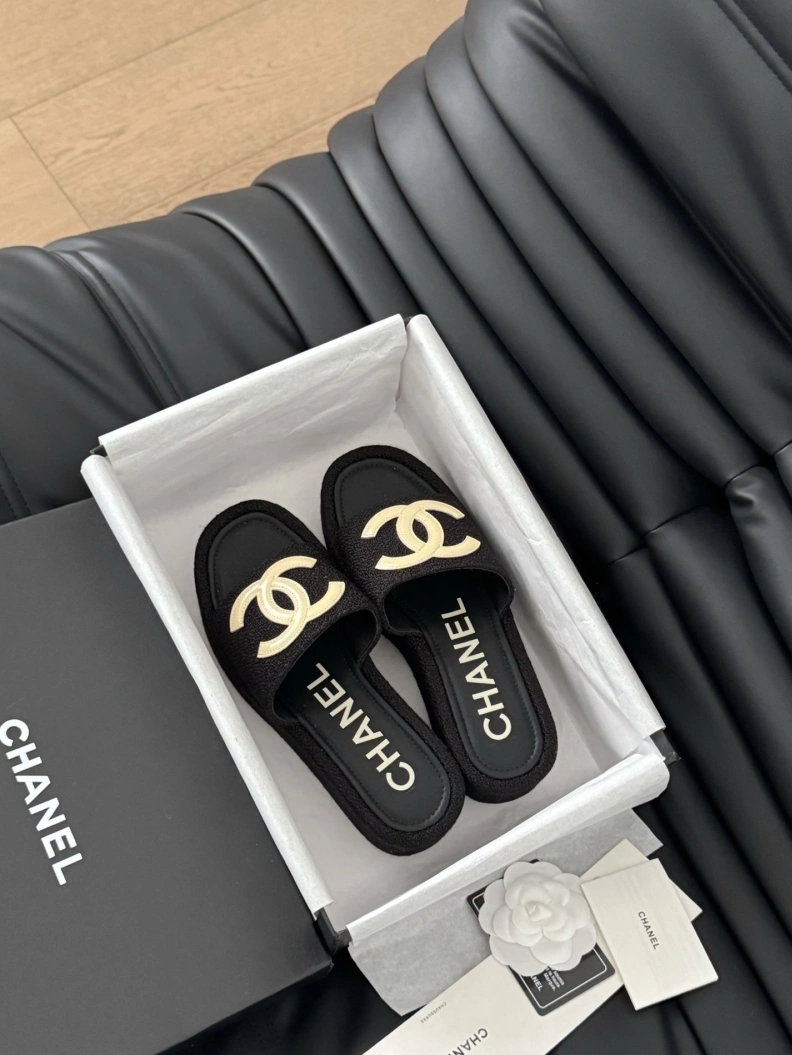 Reliable Chxnxl Slippers 116995