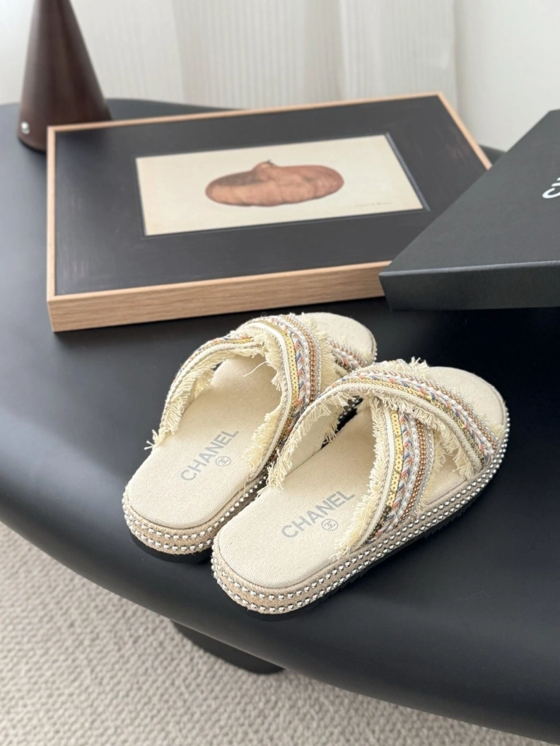 Trendsetting Chxnxl Slippers 116999