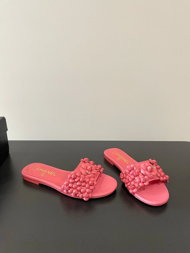 Versatile Chxnxl Slippers 117000