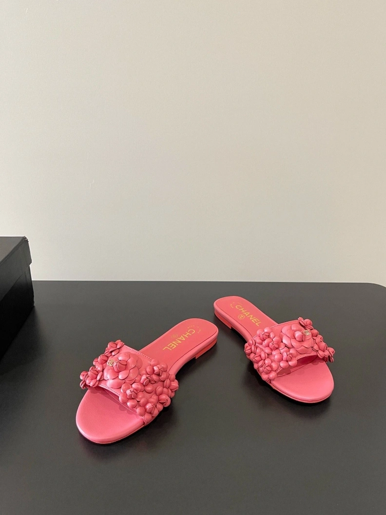 Versatile Chxnxl Slippers 117000