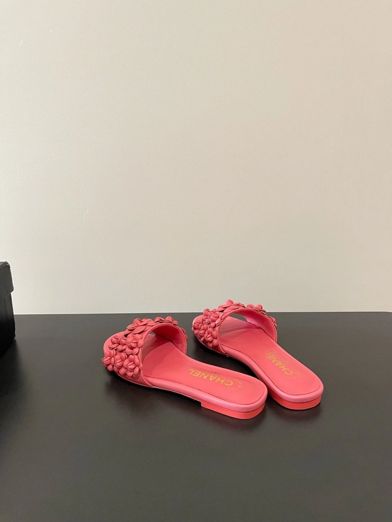 Versatile Chxnxl Slippers 117000