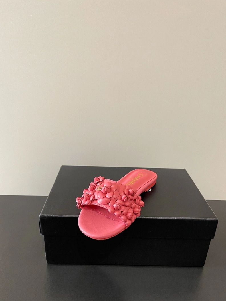 Versatile Chxnxl Slippers 117000