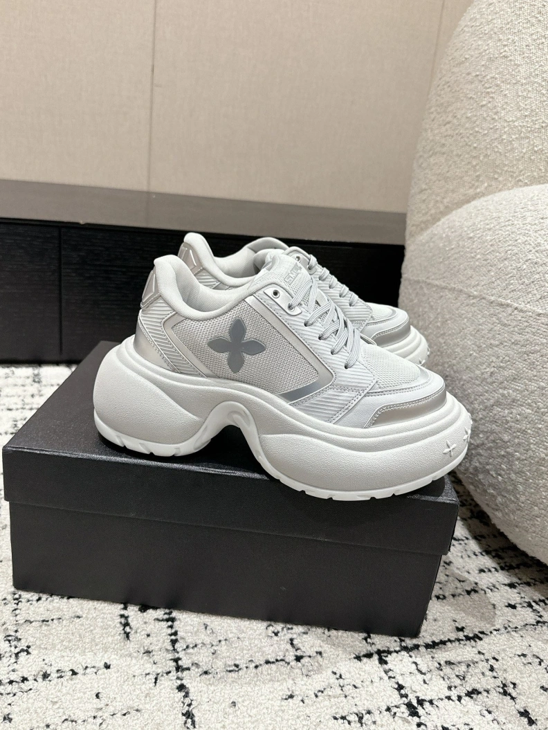 Versatile Othxr Sneakers 208014
