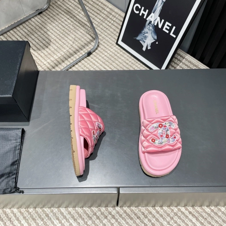 Vibrant Chxnxl Slippers 117008