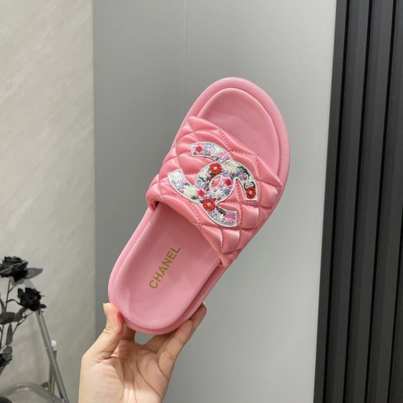 Vibrant Chxnxl Slippers 117008