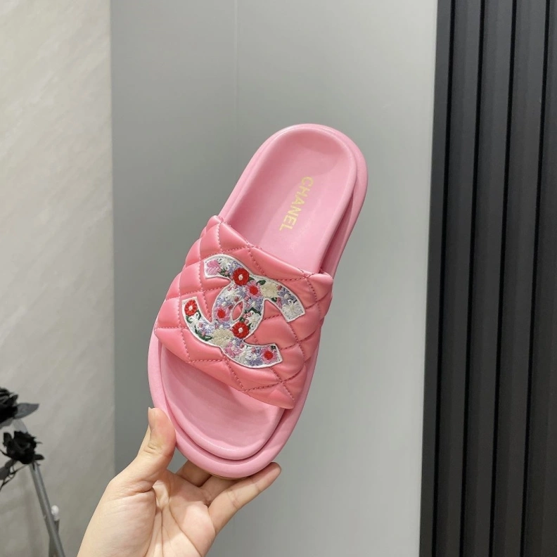 Vibrant Chxnxl Slippers 117008