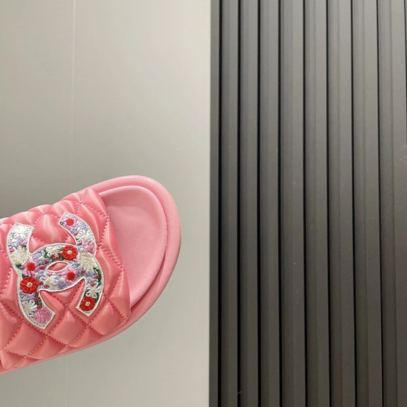 Vibrant Chxnxl Slippers 117008