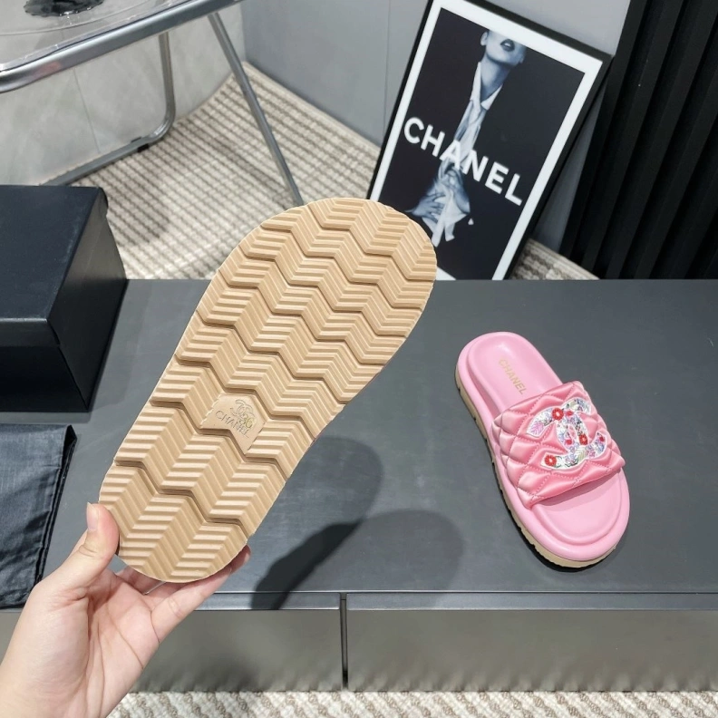 Vibrant Chxnxl Slippers 117008