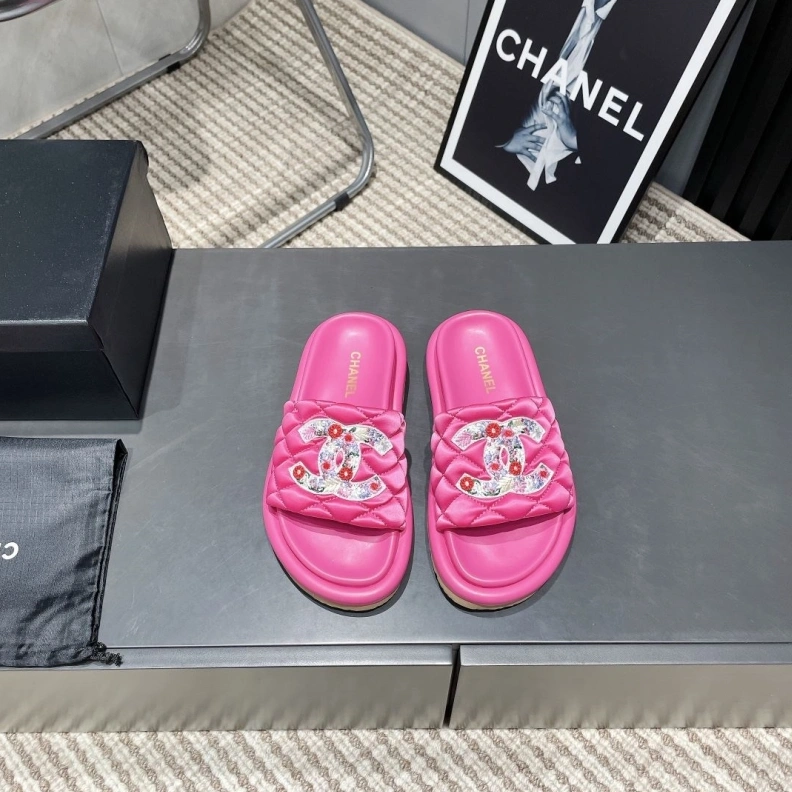 Versatile Chxnxl Slippers 117012