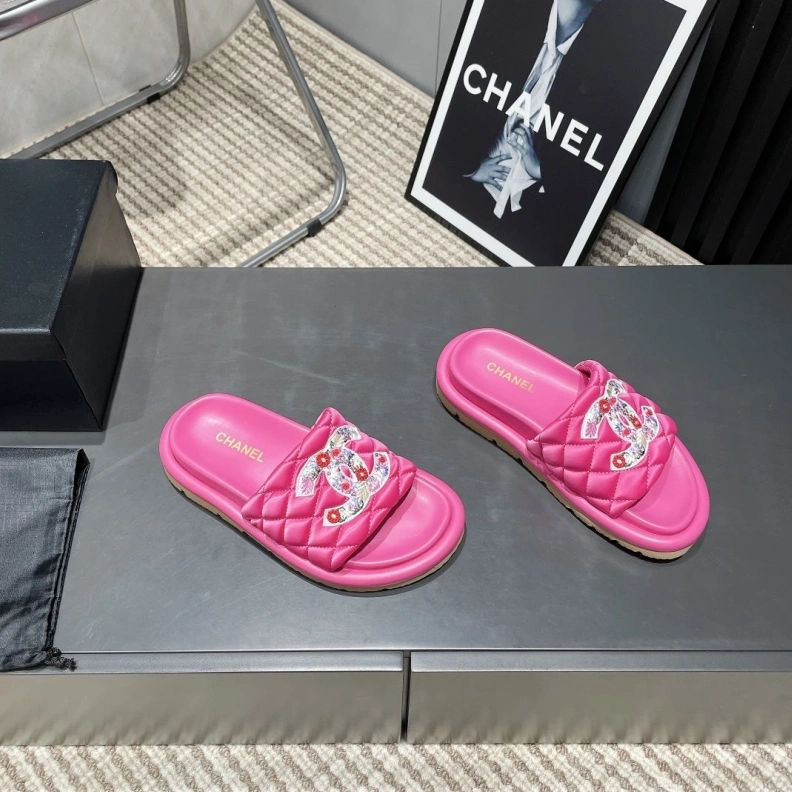 Versatile Chxnxl Slippers 117012