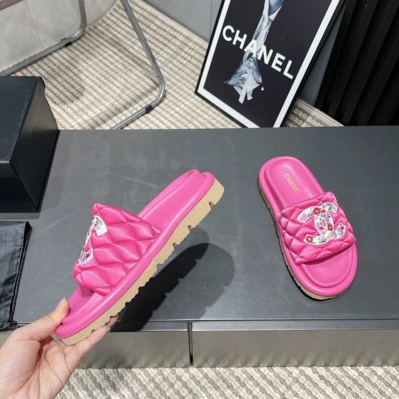 Versatile Chxnxl Slippers 117012