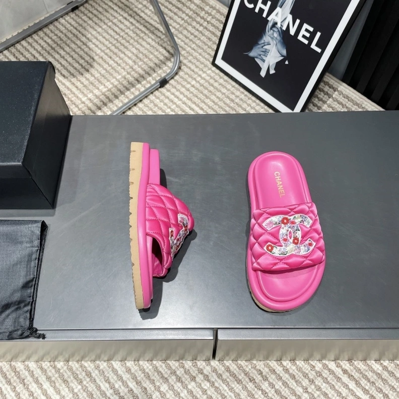 Versatile Chxnxl Slippers 117012