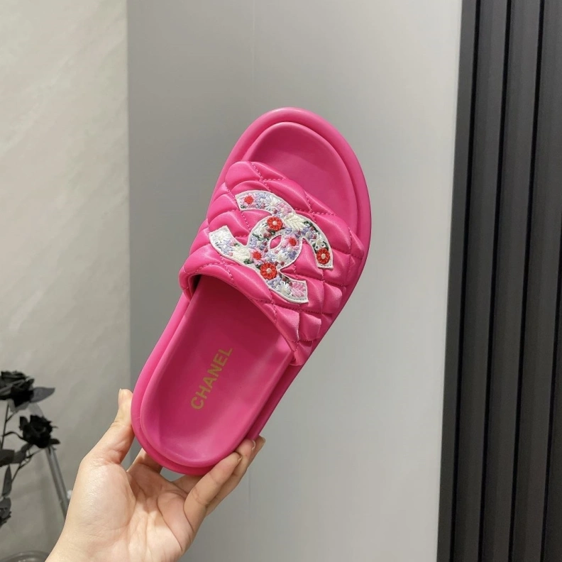 Versatile Chxnxl Slippers 117012