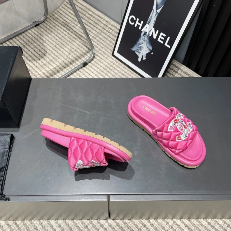 Versatile Chxnxl Slippers 117012