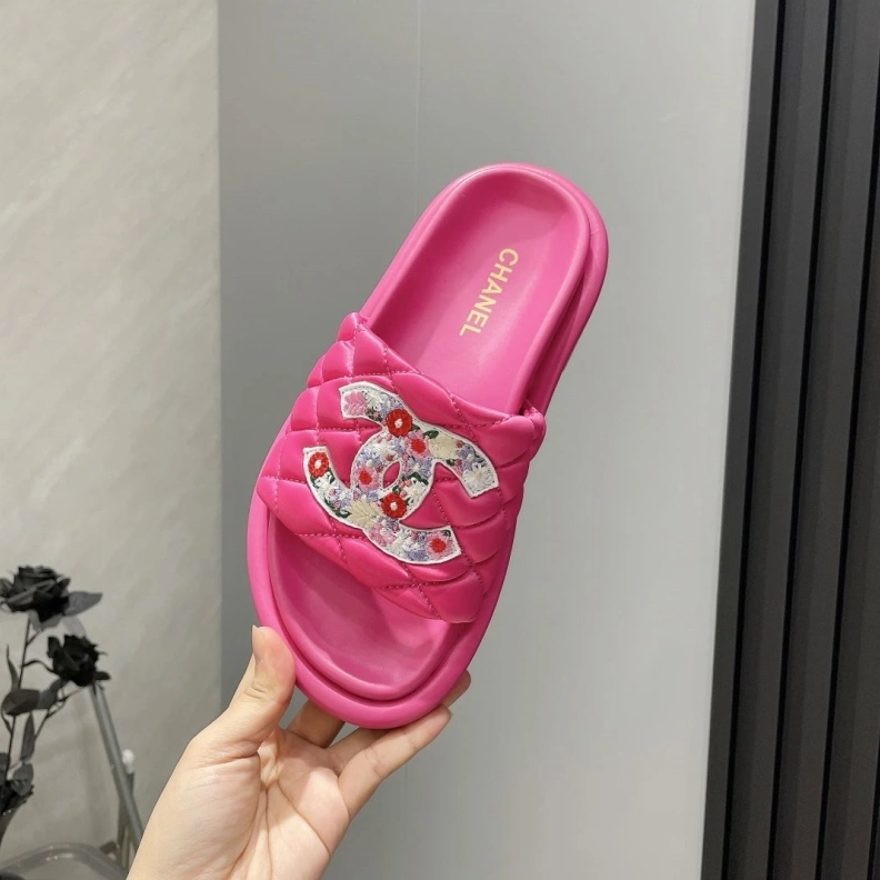 Versatile Chxnxl Slippers 117012