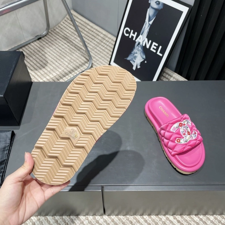 Versatile Chxnxl Slippers 117012