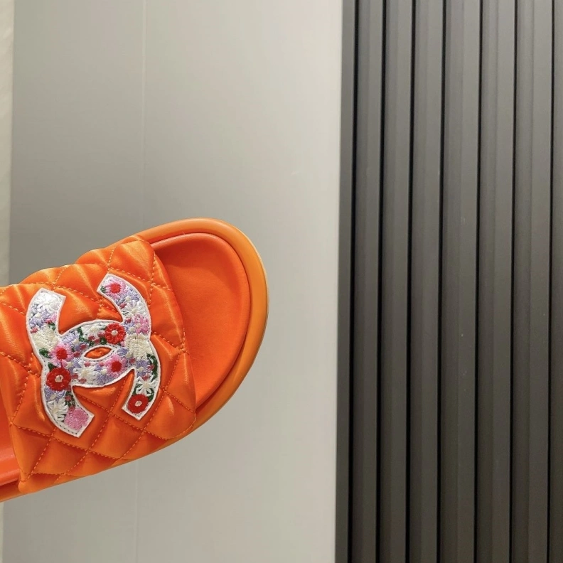 Lightweight Chxnxl Slippers 117011