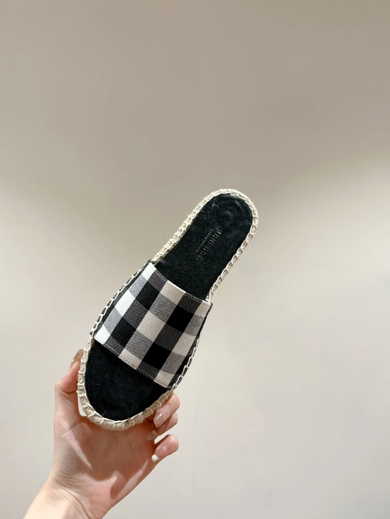 ModernLook Bxrbxrry Slippers 114377