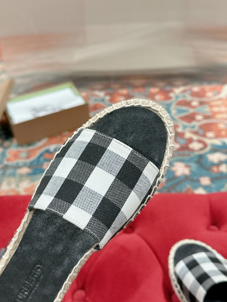 ModernLook Bxrbxrry Slippers 114377