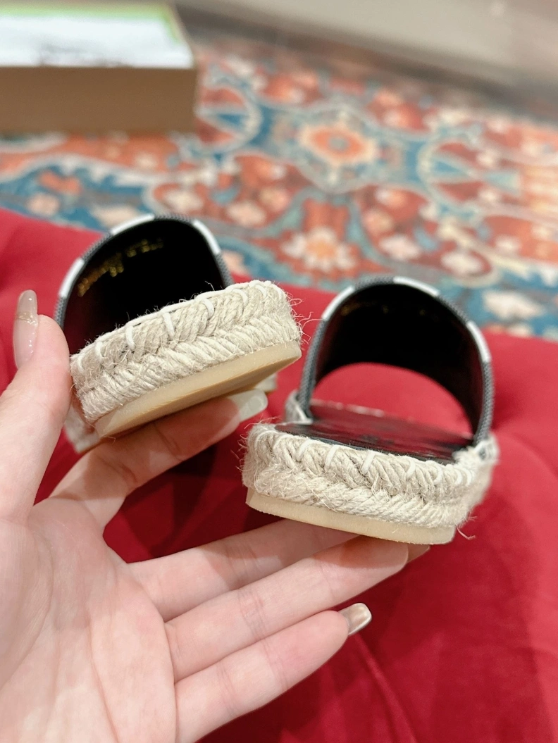 ModernLook Bxrbxrry Slippers 114377