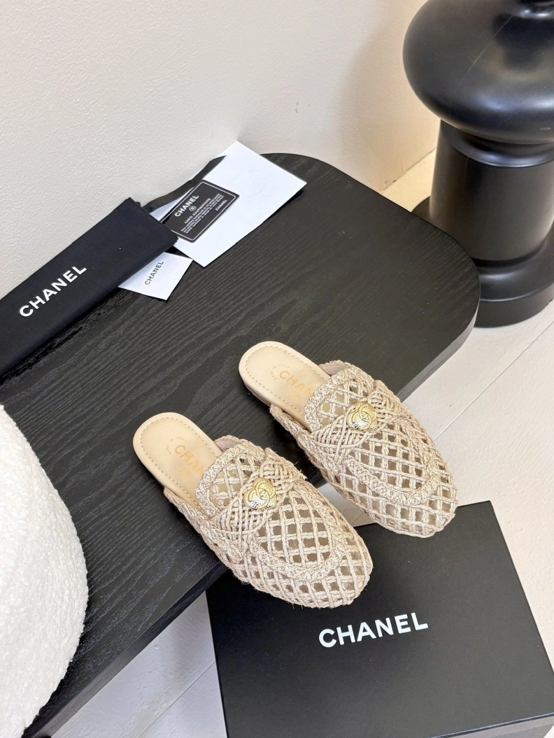 Trendsetting Chxnxl Slippers 117838