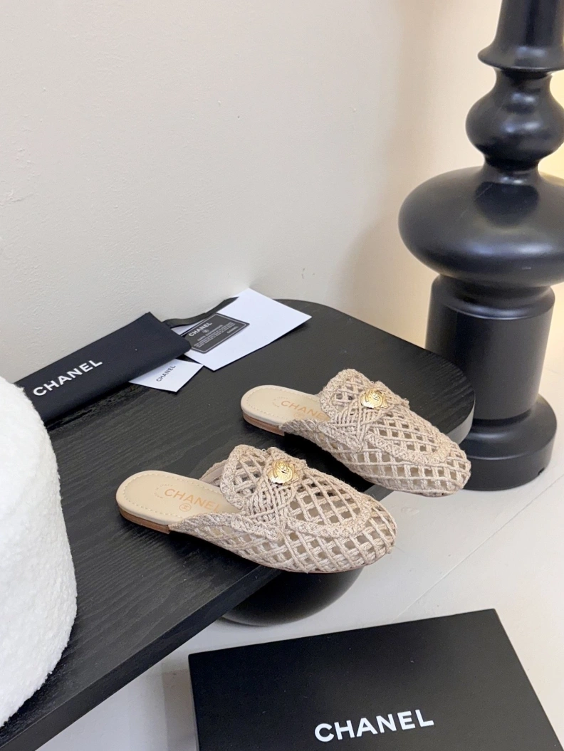 Trendsetting Chxnxl Slippers 117838