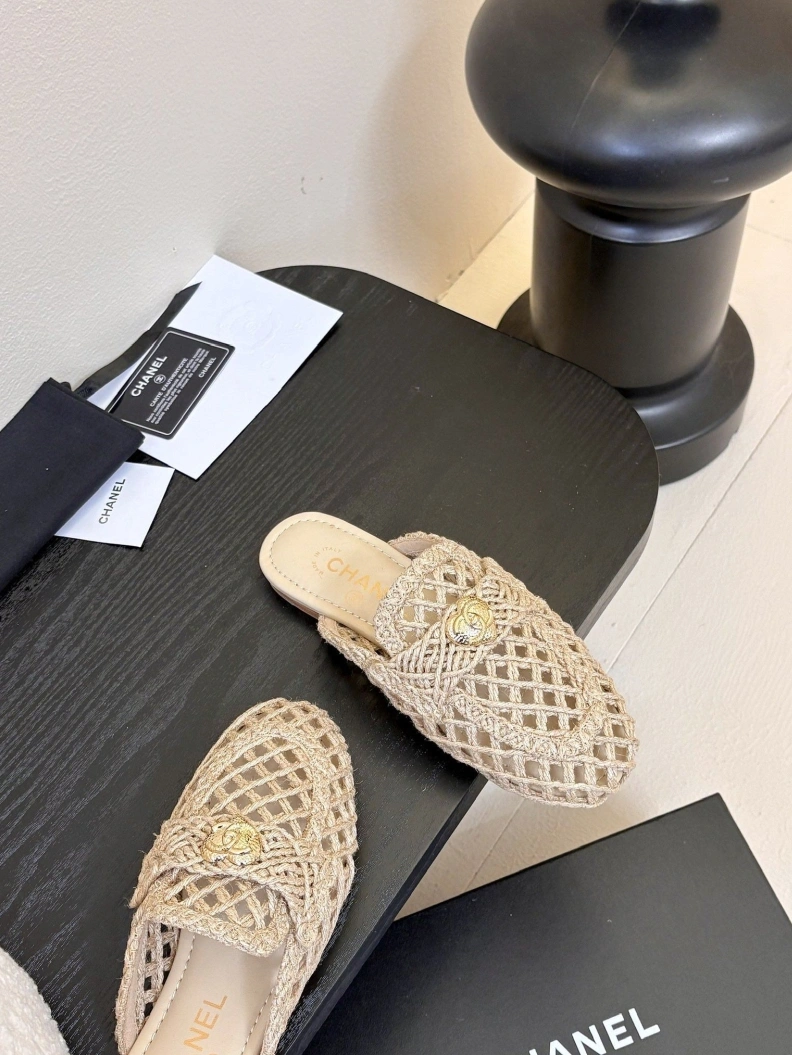 Trendsetting Chxnxl Slippers 117838