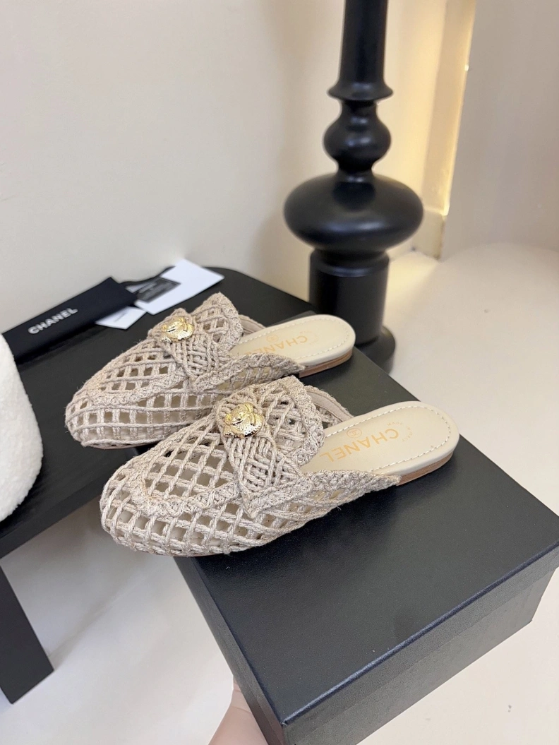 Trendsetting Chxnxl Slippers 117838