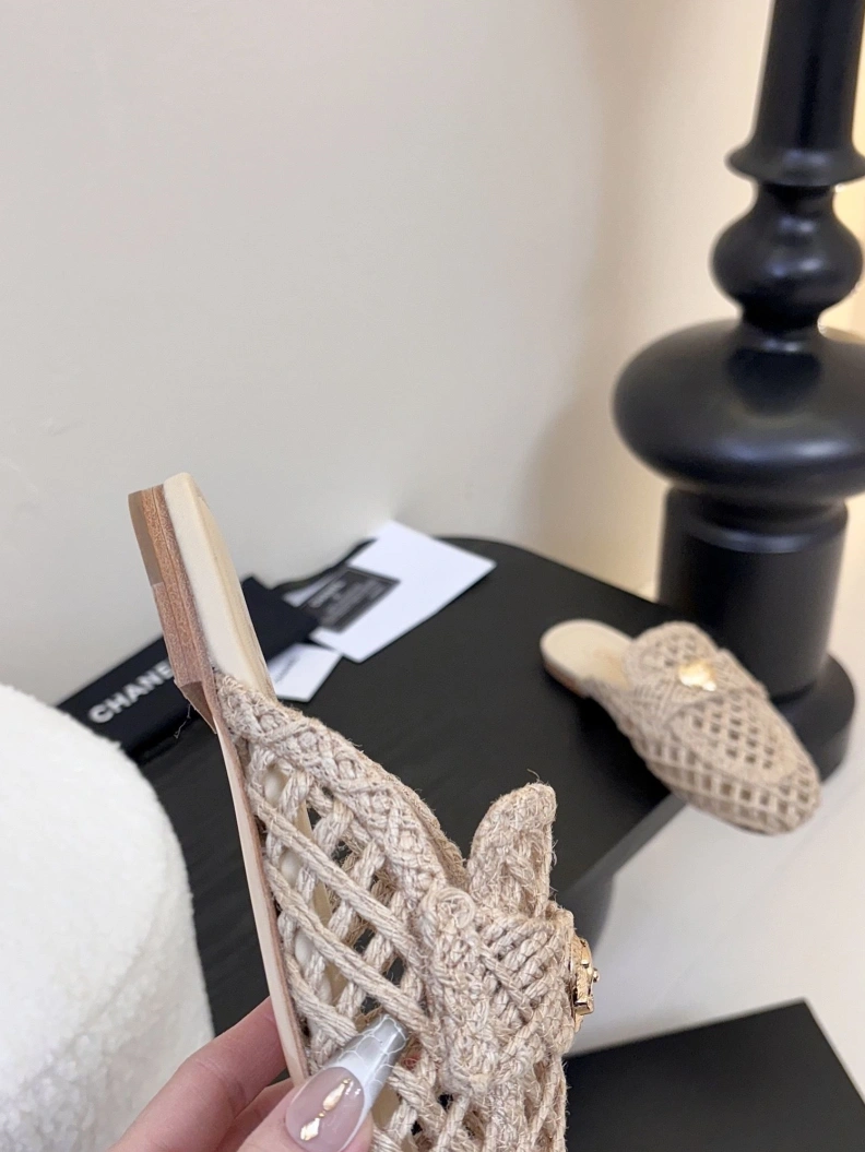 Trendsetting Chxnxl Slippers 117838