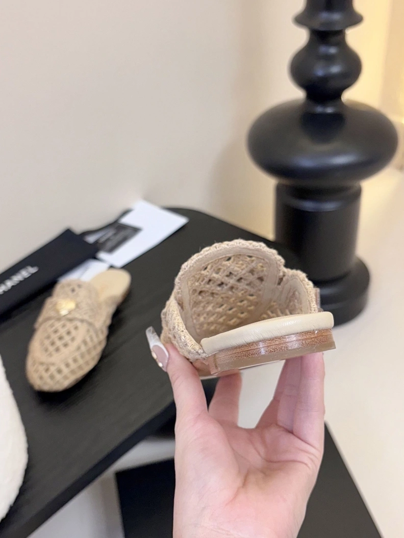 Trendsetting Chxnxl Slippers 117838