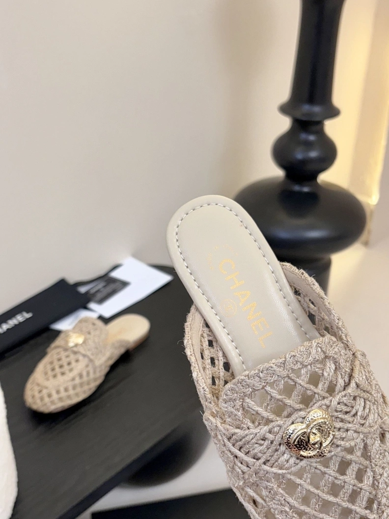 Trendsetting Chxnxl Slippers 117838