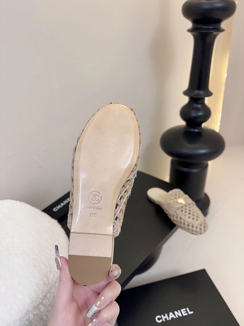Trendsetting Chxnxl Slippers 117838