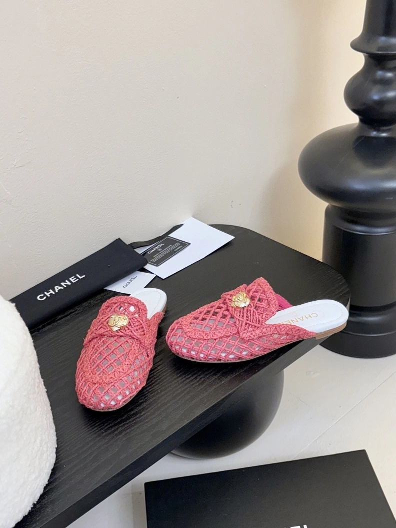 Bright Chxnxl Slippers 117836
