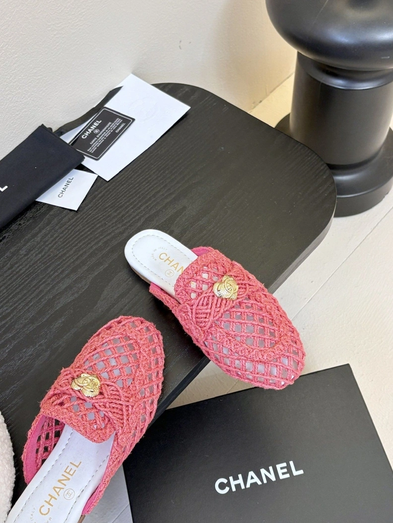 Bright Chxnxl Slippers 117836