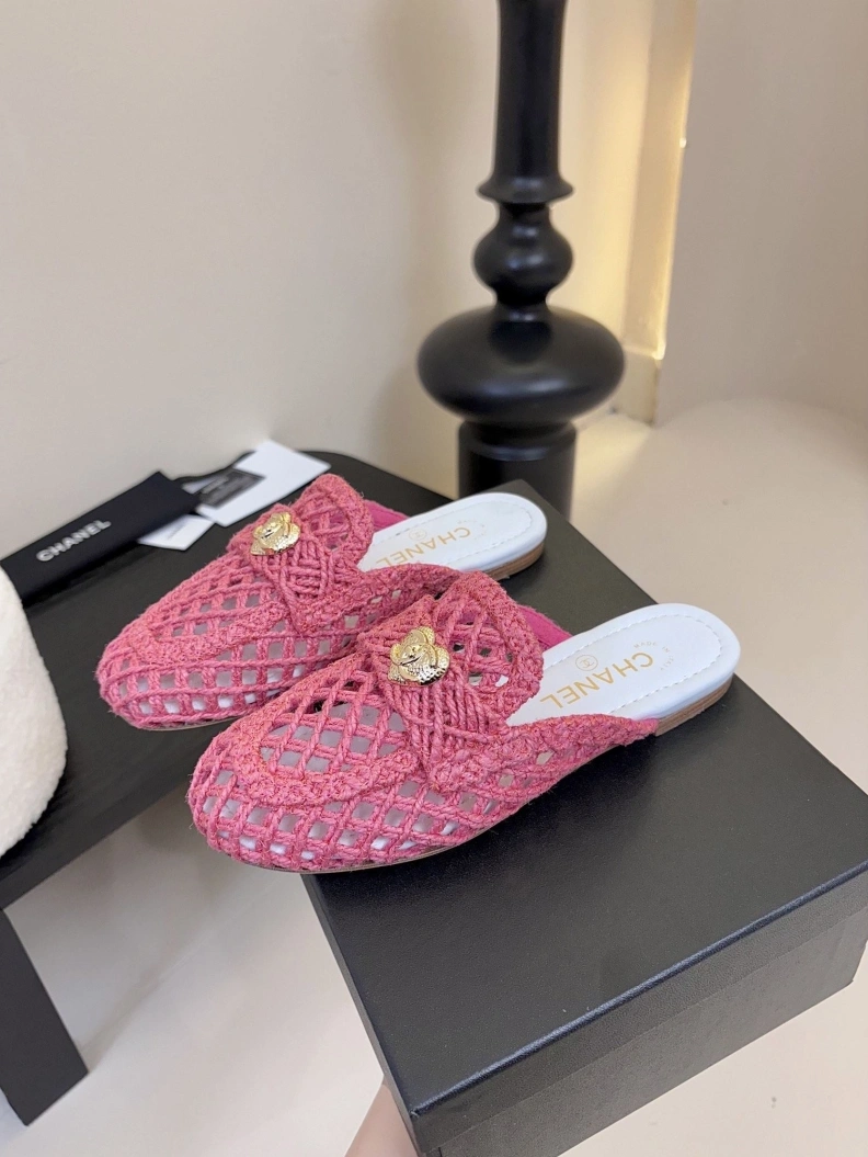 Bright Chxnxl Slippers 117836