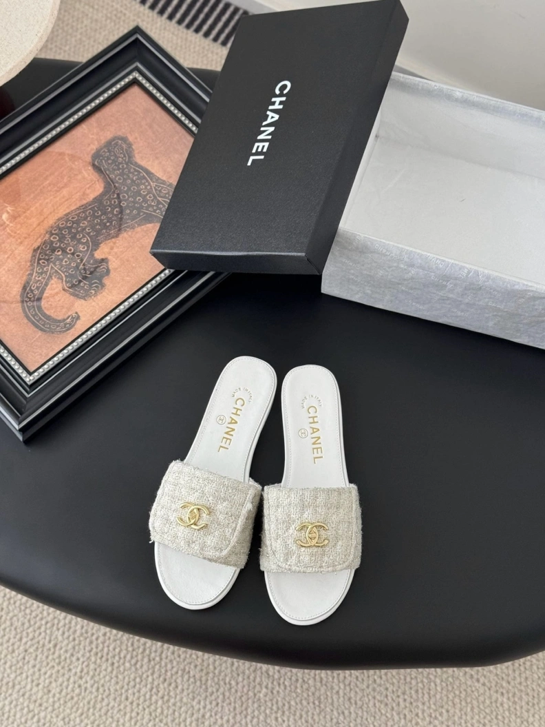 WellDesigned Chxnxl Slippers 116962