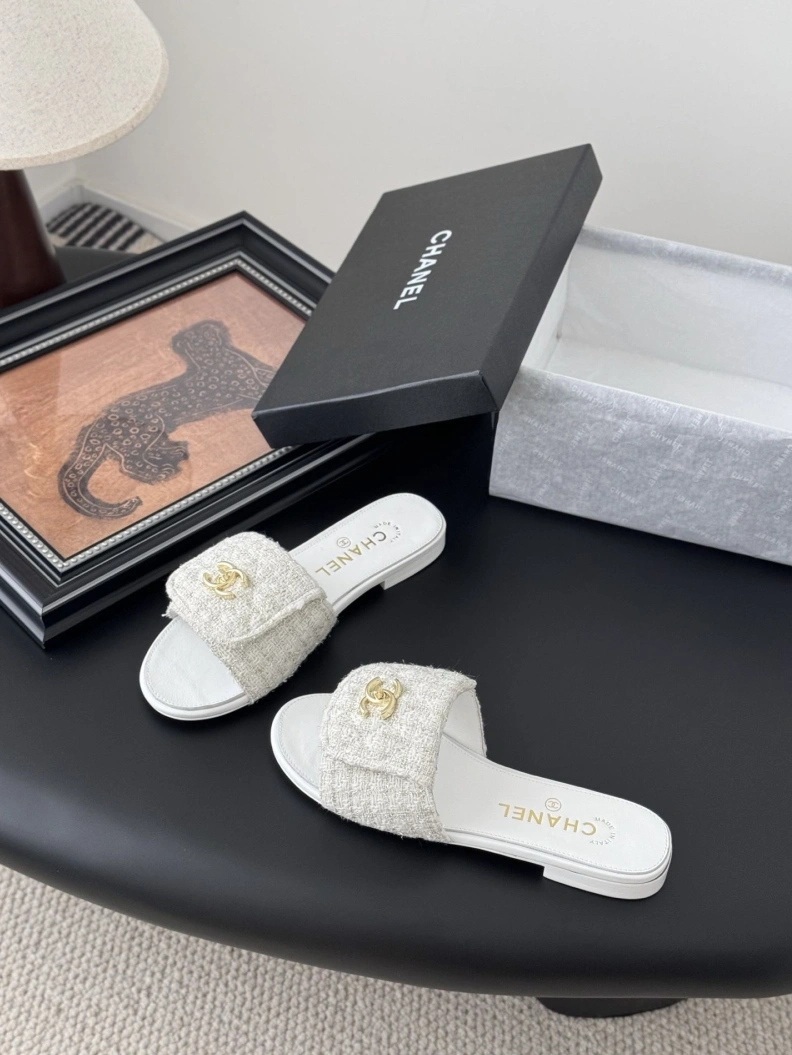WellDesigned Chxnxl Slippers 116962