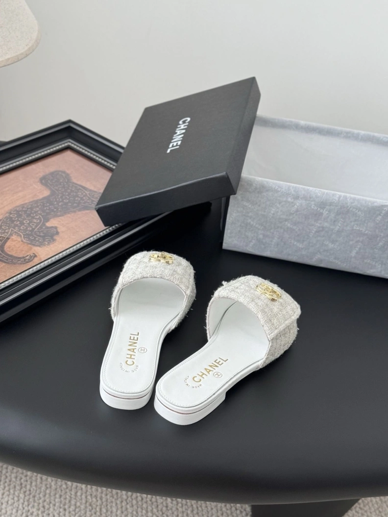 WellDesigned Chxnxl Slippers 116962