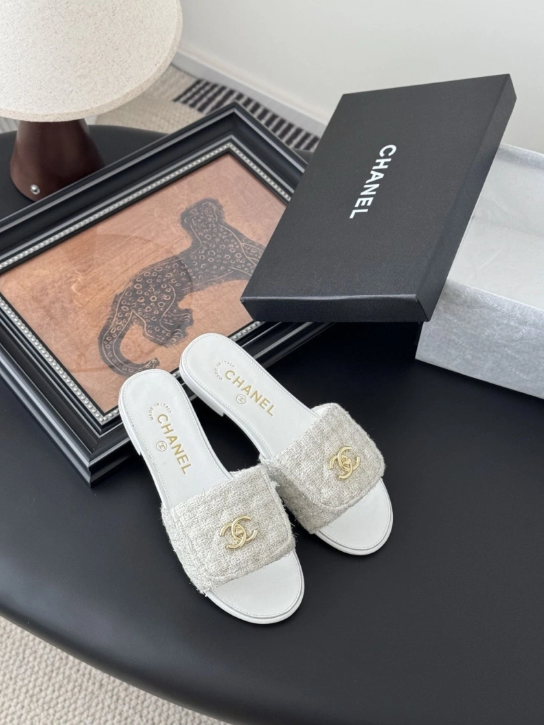 WellDesigned Chxnxl Slippers 116962