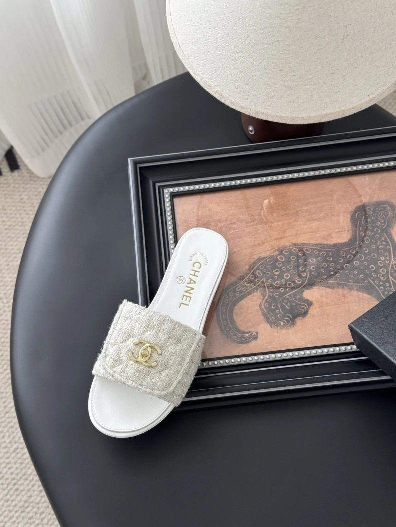 WellDesigned Chxnxl Slippers 116962