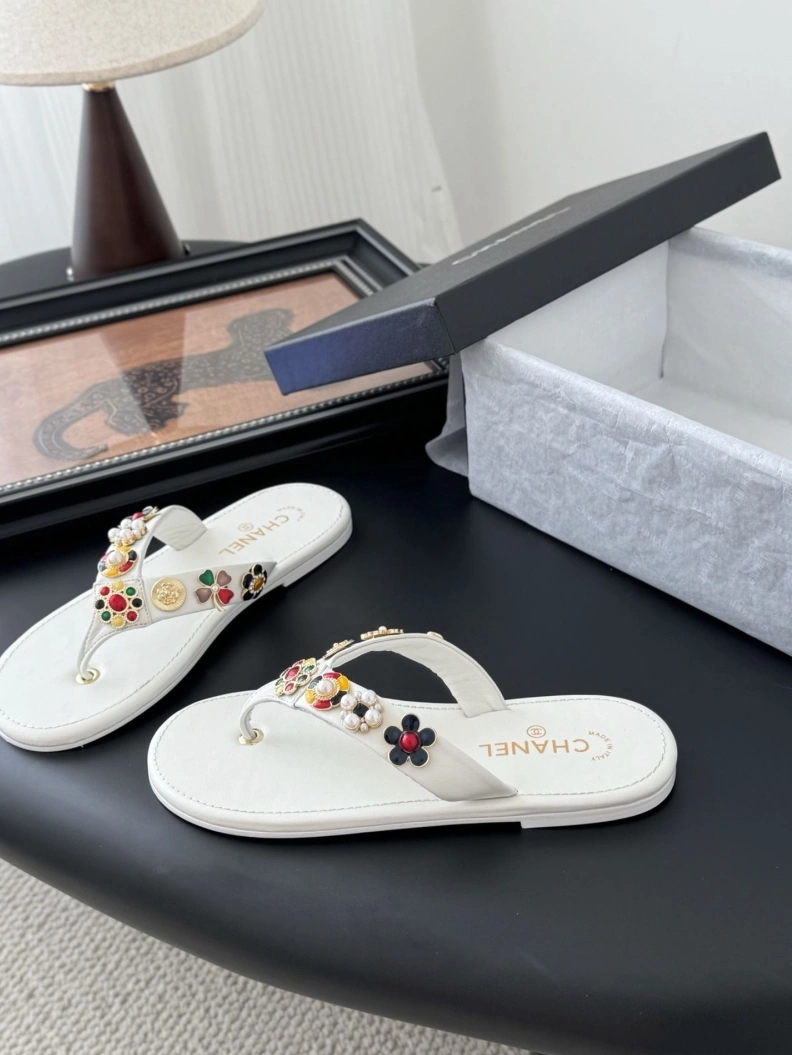 Durable Chxnxl Slippers 116980