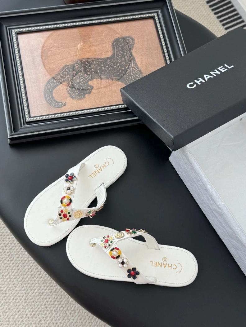 Durable Chxnxl Slippers 116980